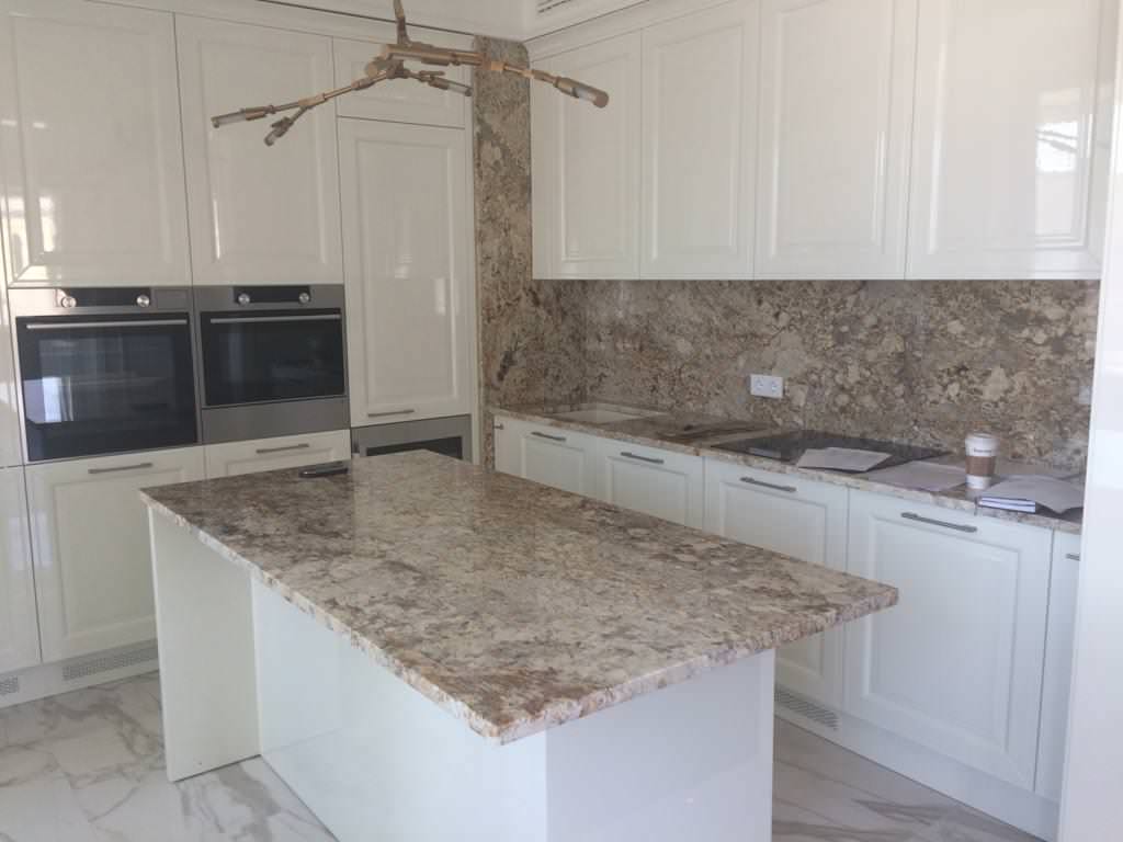 Столешница и остров кухня, столешницы в в/к из гранита Sagitarius