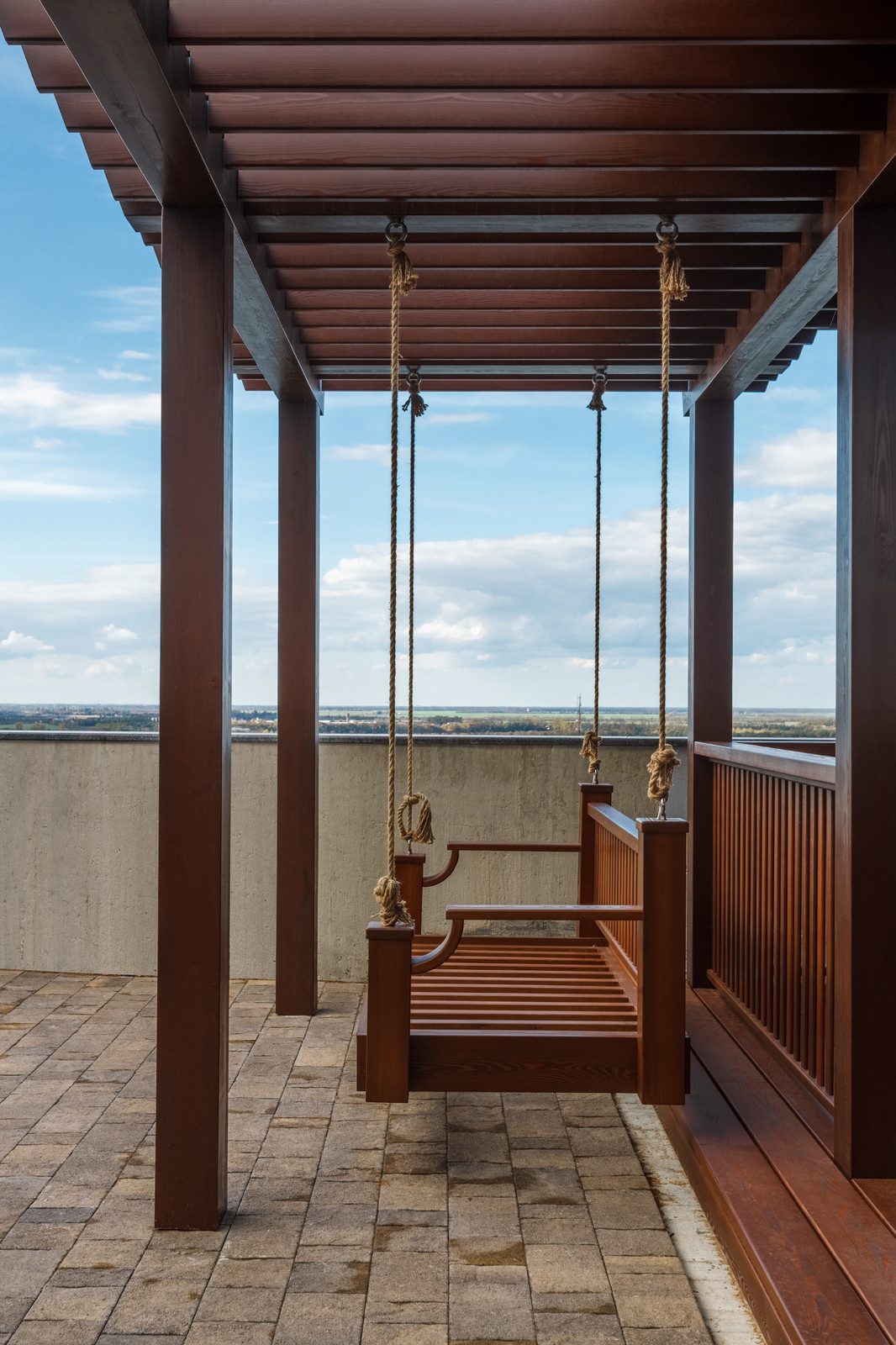 Качели на эксплуатируемой кровле из лиственницы