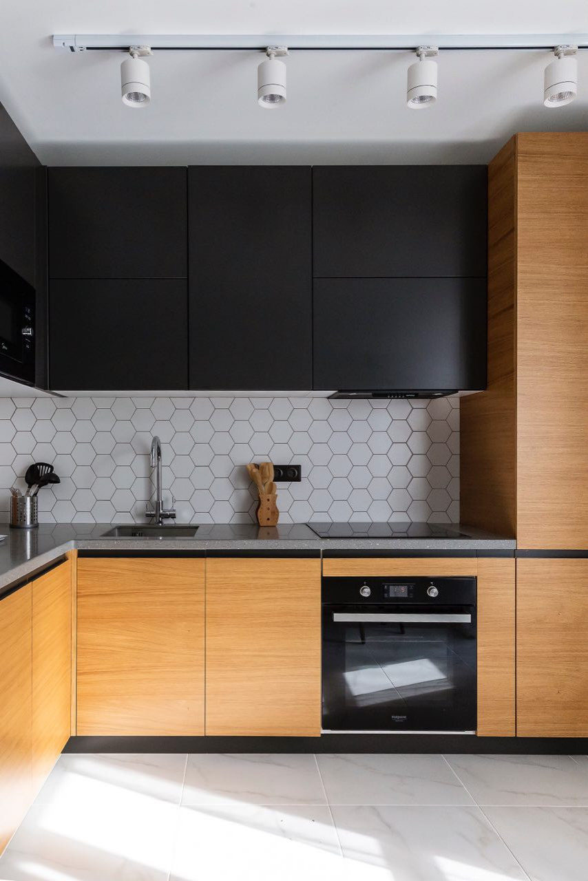 Черная кухня с деревом