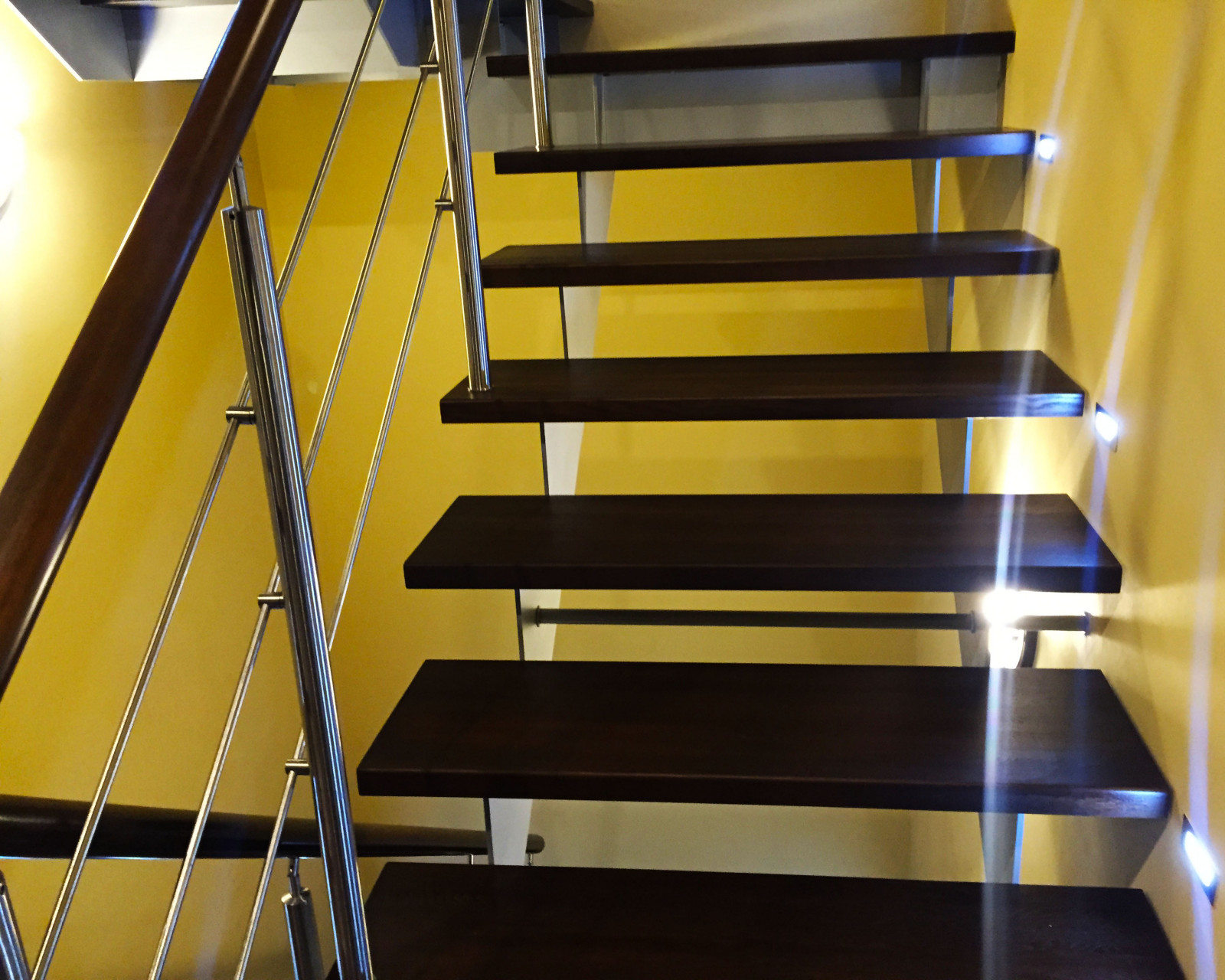 Лестница на параллельных косоурах с ограждением из нержавеющей стали