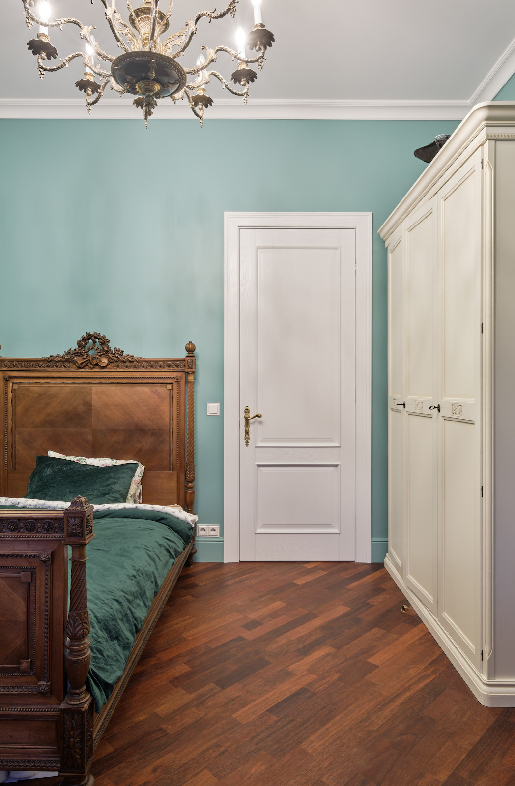 Классический интерьер с Орлеаном в отделке дуб