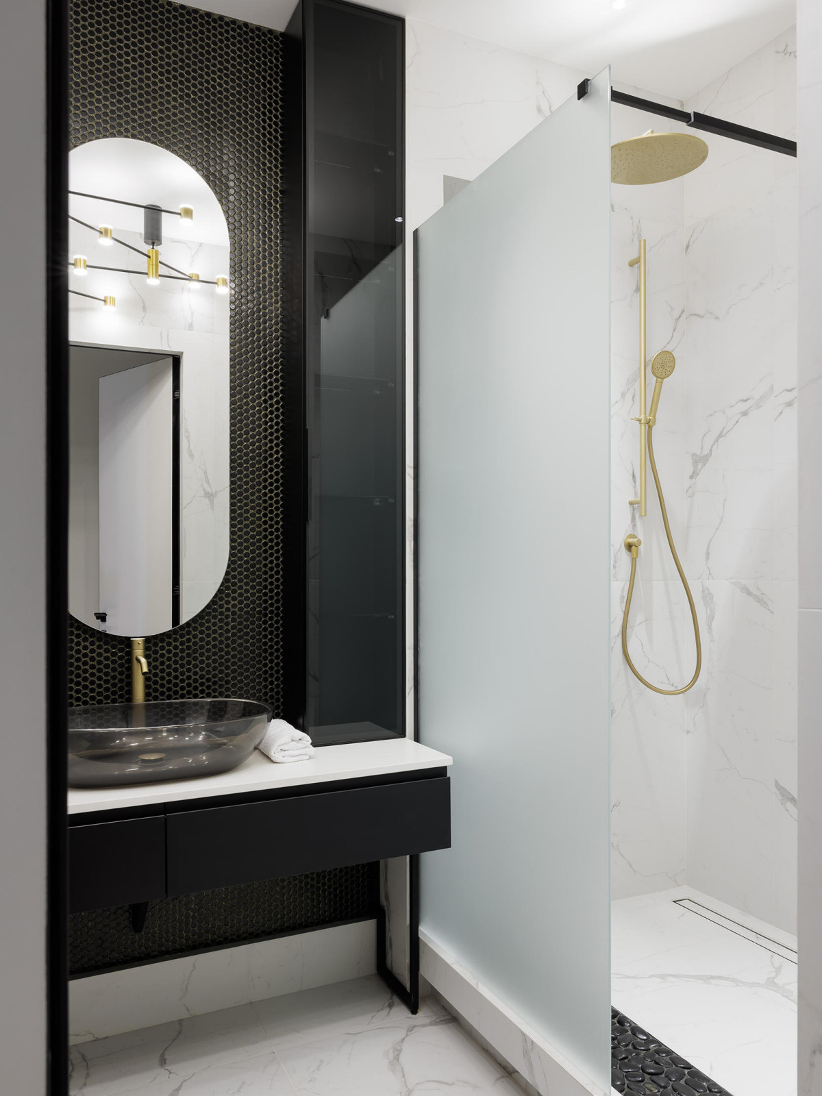 Дизайн современной квартиры с бордовыми акцентами в ЖК "Притяжение" - 146 м2