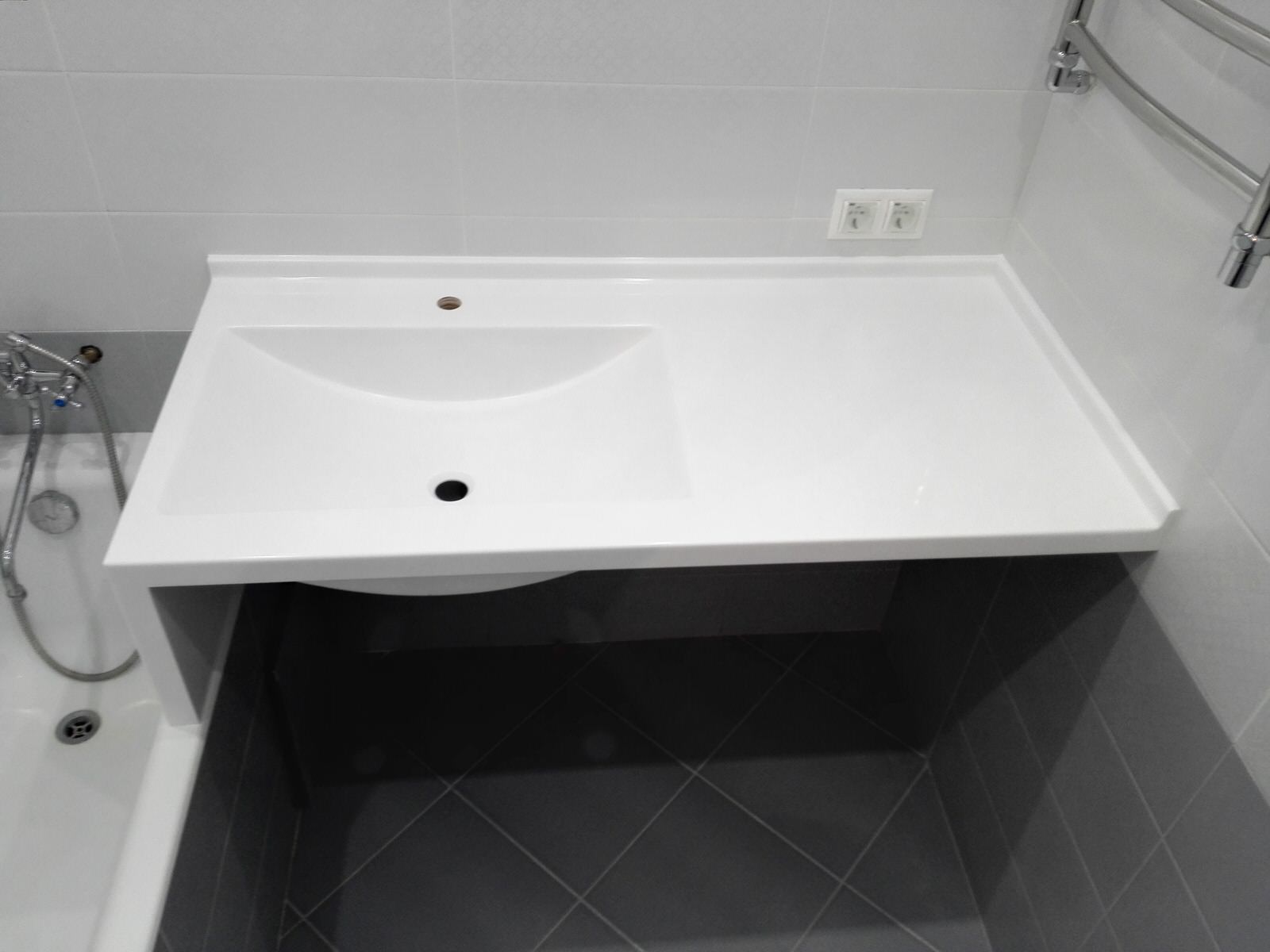 Столешница из искусственного камня белого цвета в ванную