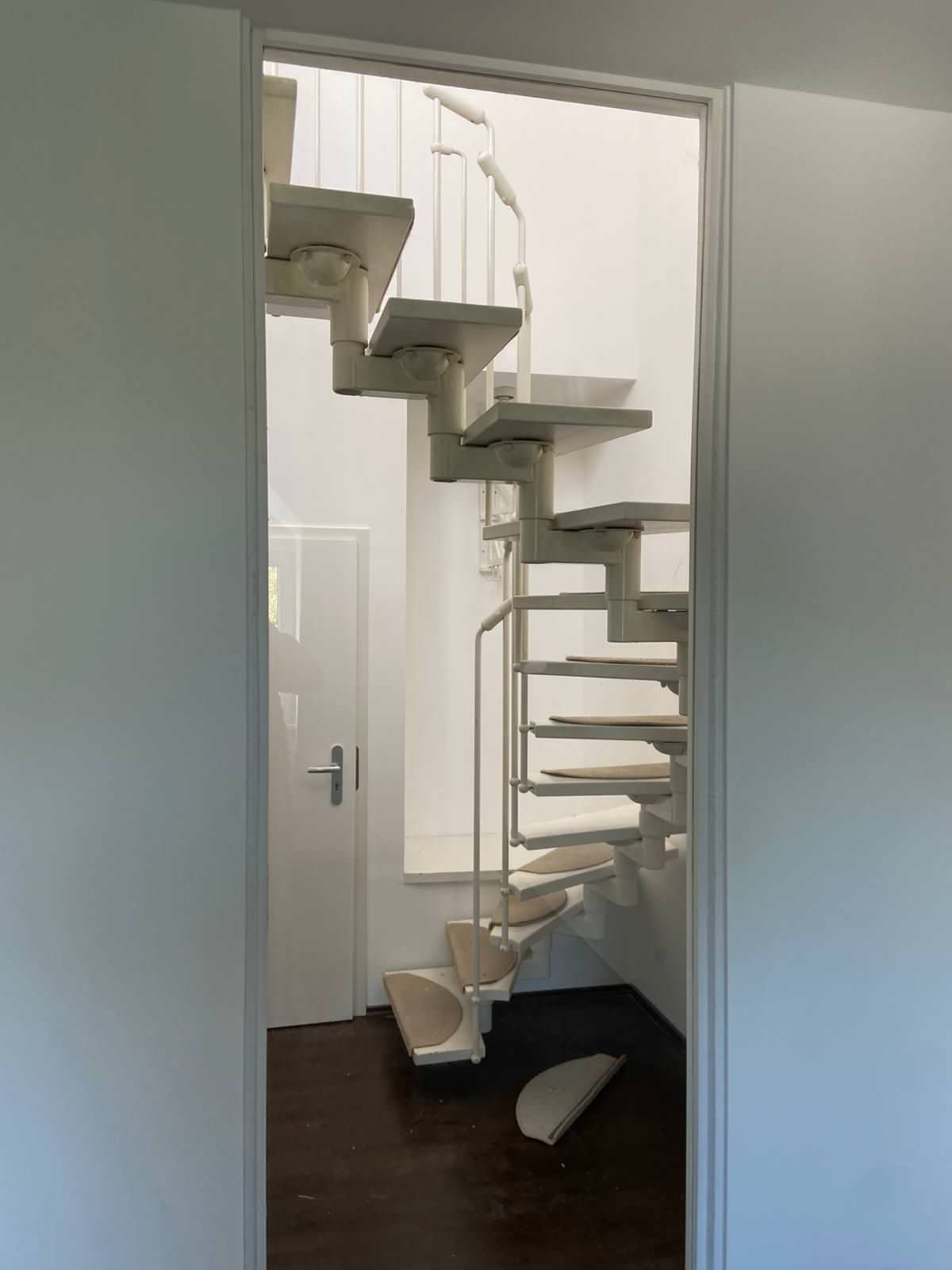 Лестница в квартире (BauBuche и элементы с эффектом необработанной стали)