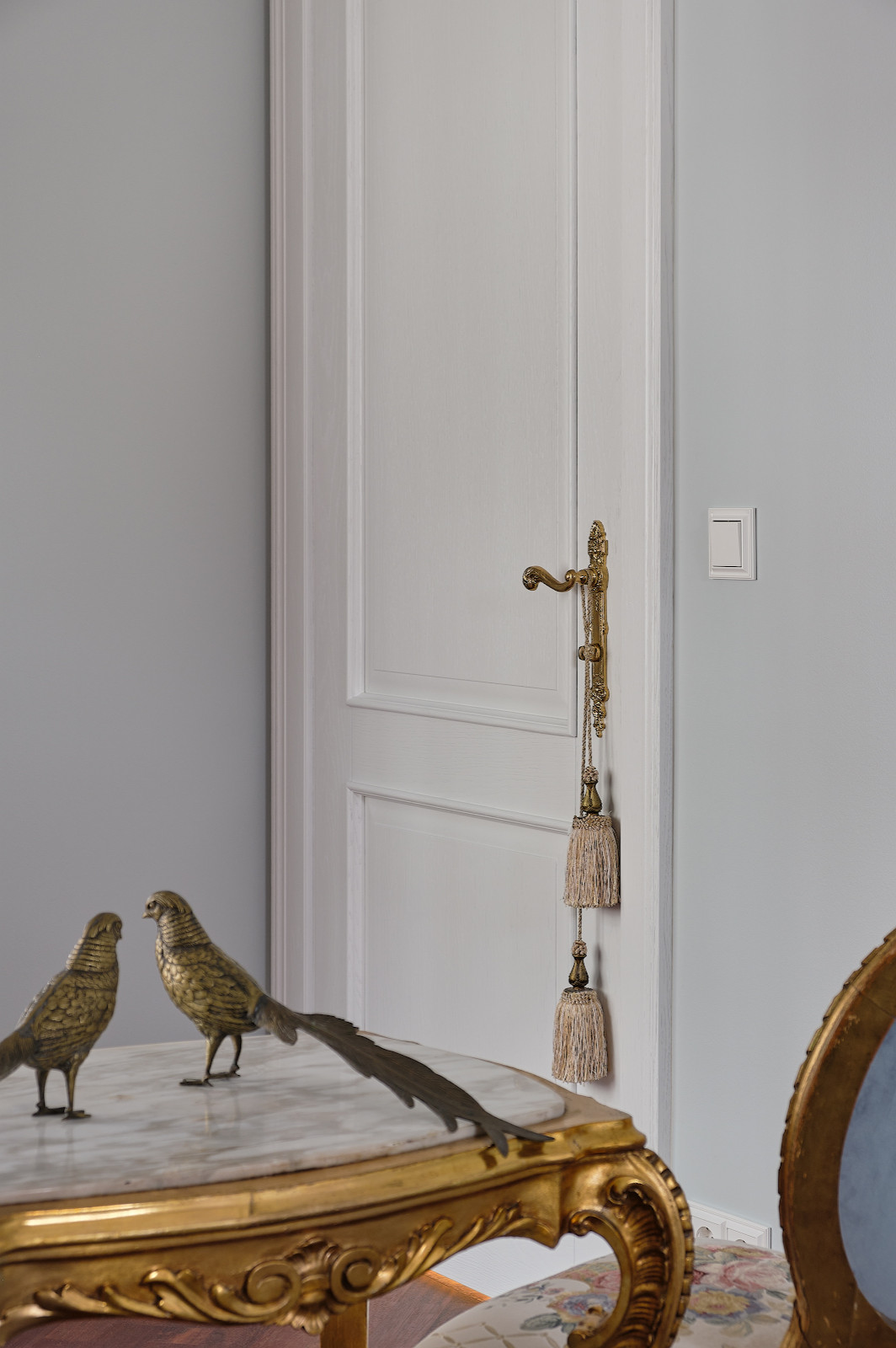 Классический интерьер с Орлеаном в отделке дуб