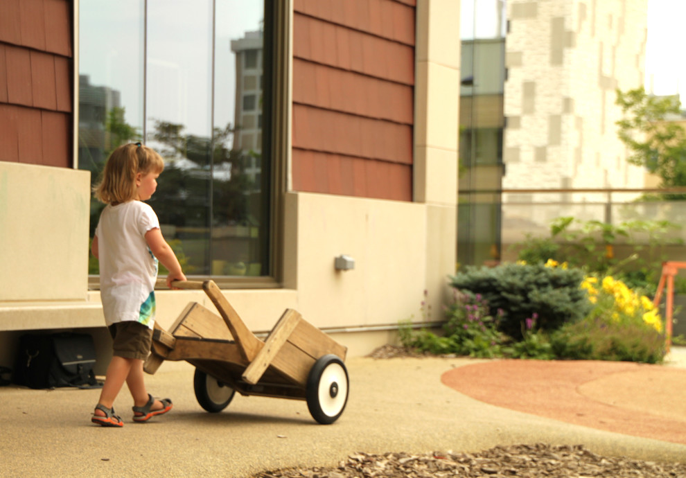 Дети в саду: Обустройство детской клумбы и выбор растений