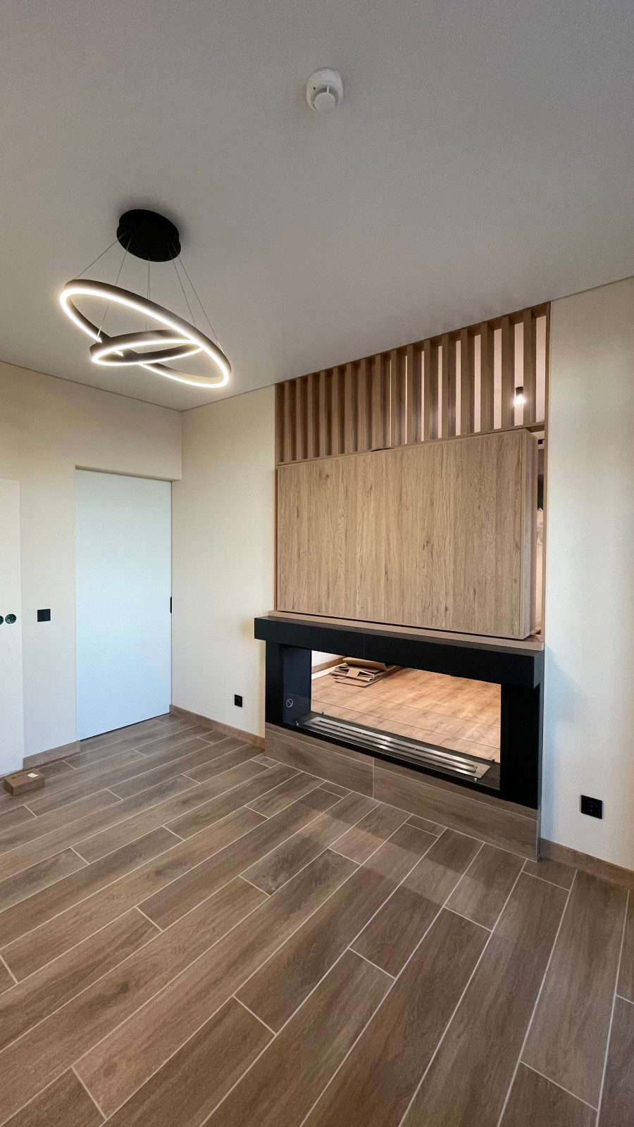 Брутальная квартира для холостяка с камином, вращающимся ТВ и девушкой