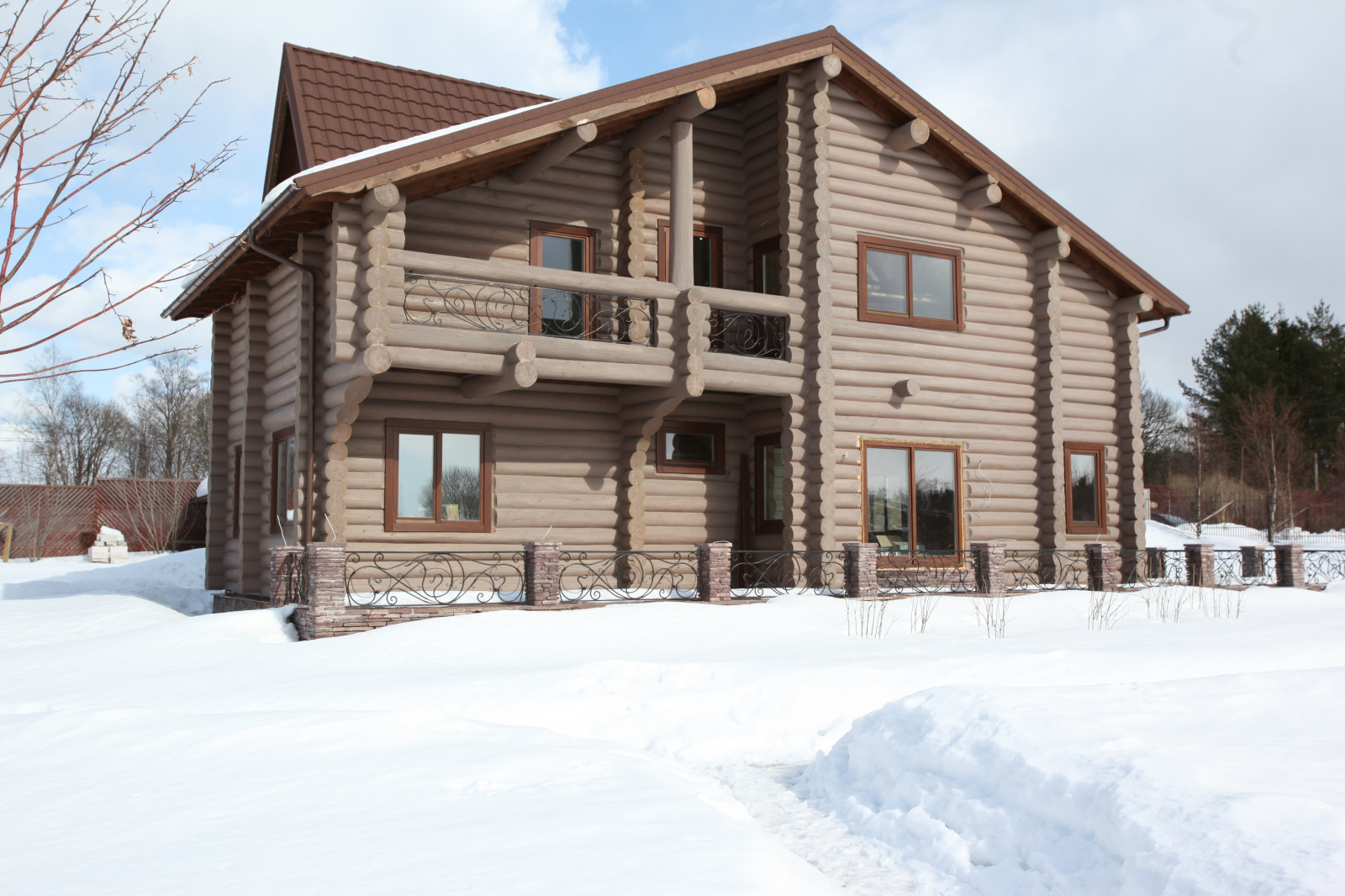 Дом из бревна .