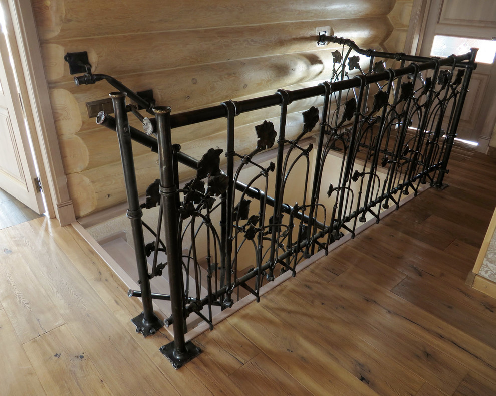 Кованое ограждение лестницы для деревянного дома.
