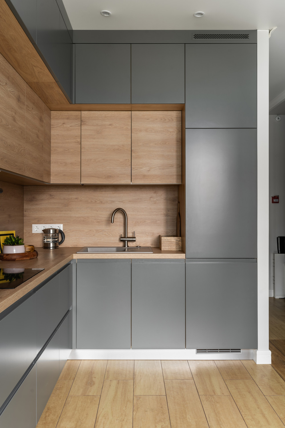 Серый и дерево под цвет пола