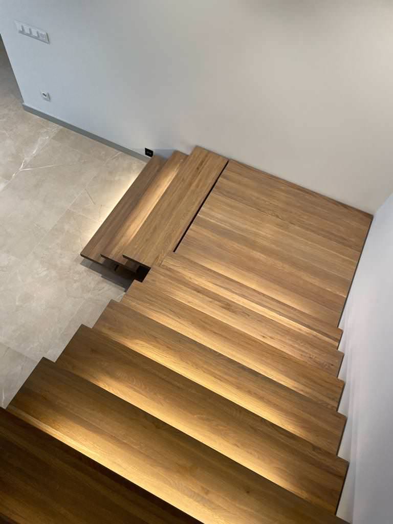 Лестница из массива с декоративной подсветкой