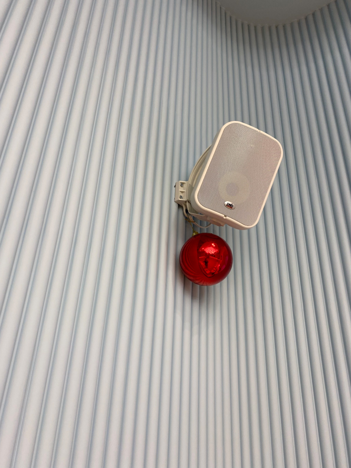 Колонка тоже хочет быть немного елкой