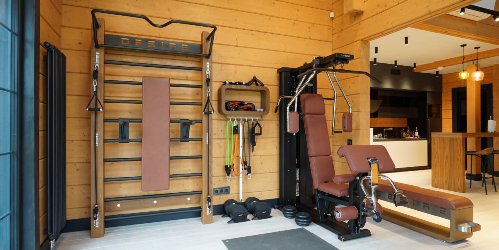 Фитнес-зона в непосредственной близости с единым пространством кухни и гостиной