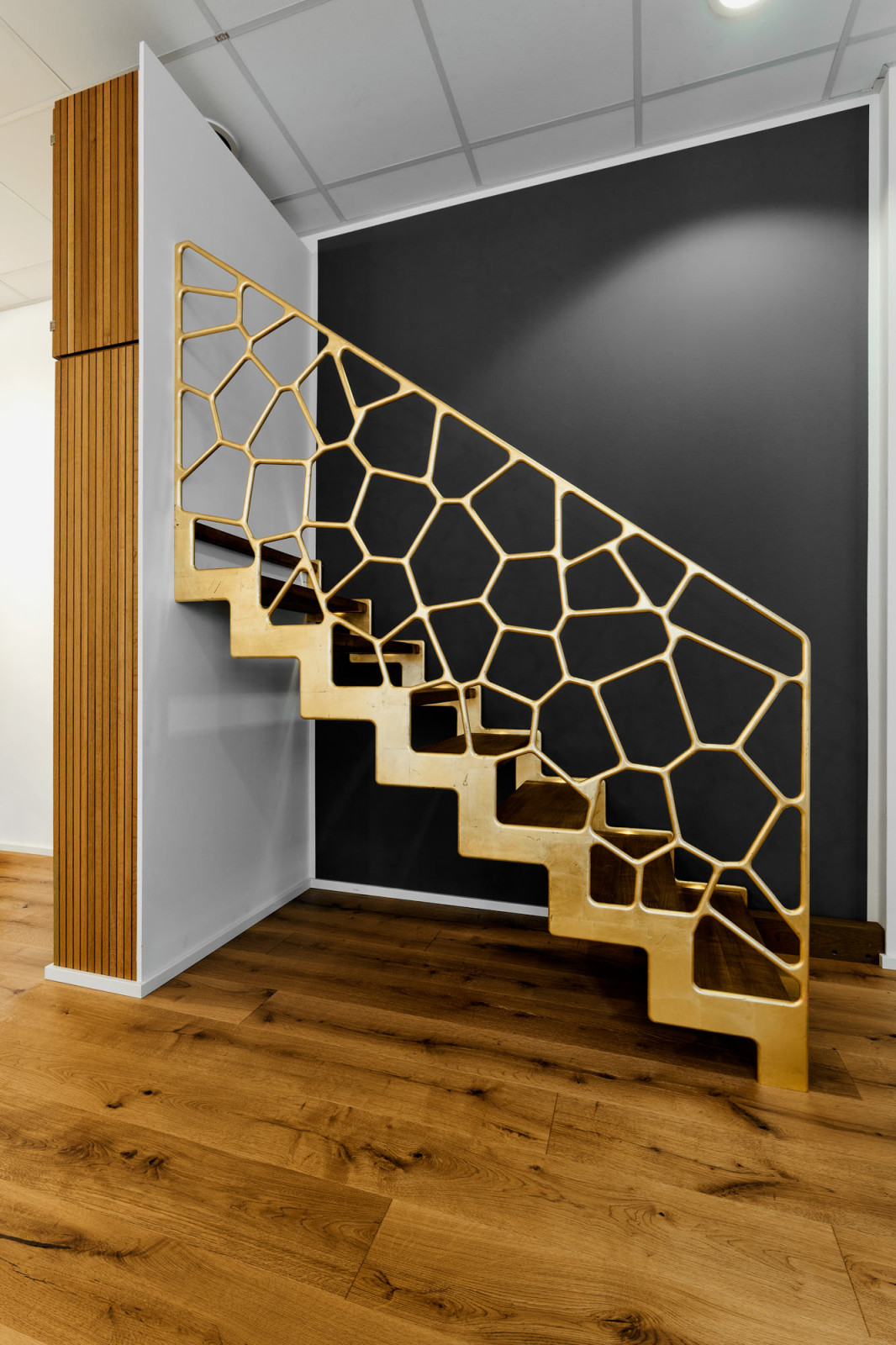 Обложка проекта: Ограждение лестницы с золотым покрытием