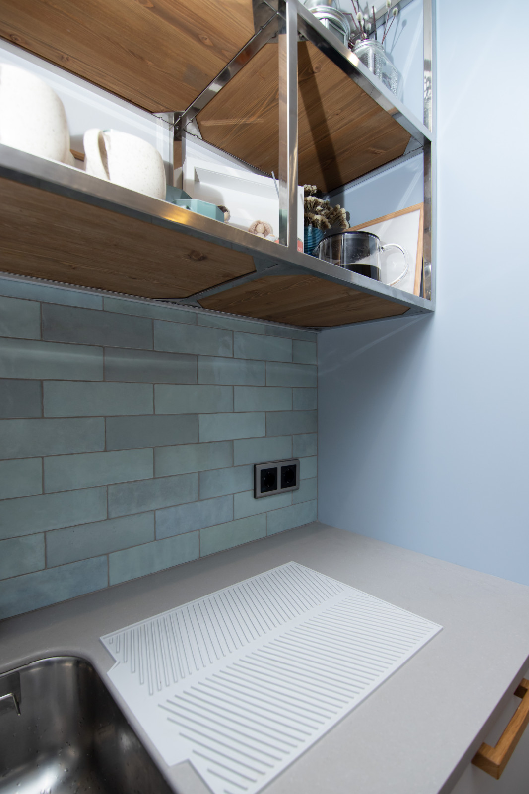 Светлая кухня в неоклассическом стиле