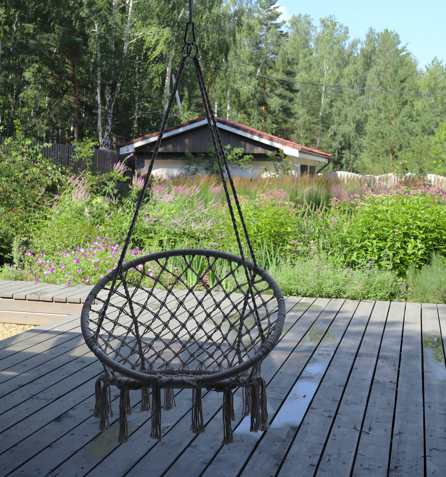 Сад у тёмных бревен