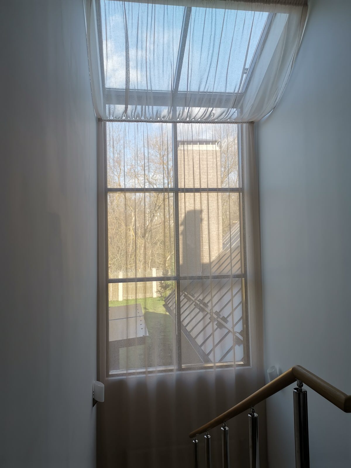 Оформление лестничного окна