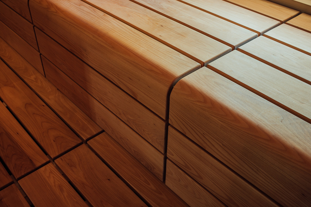 Полки в бане из сухостойной сосны.