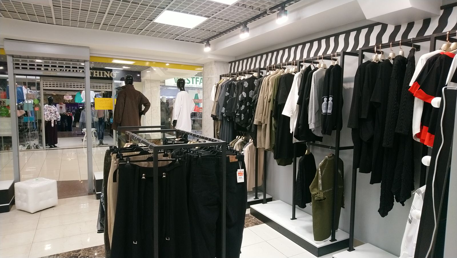 Обложка проекта: дизайн магазина одежды