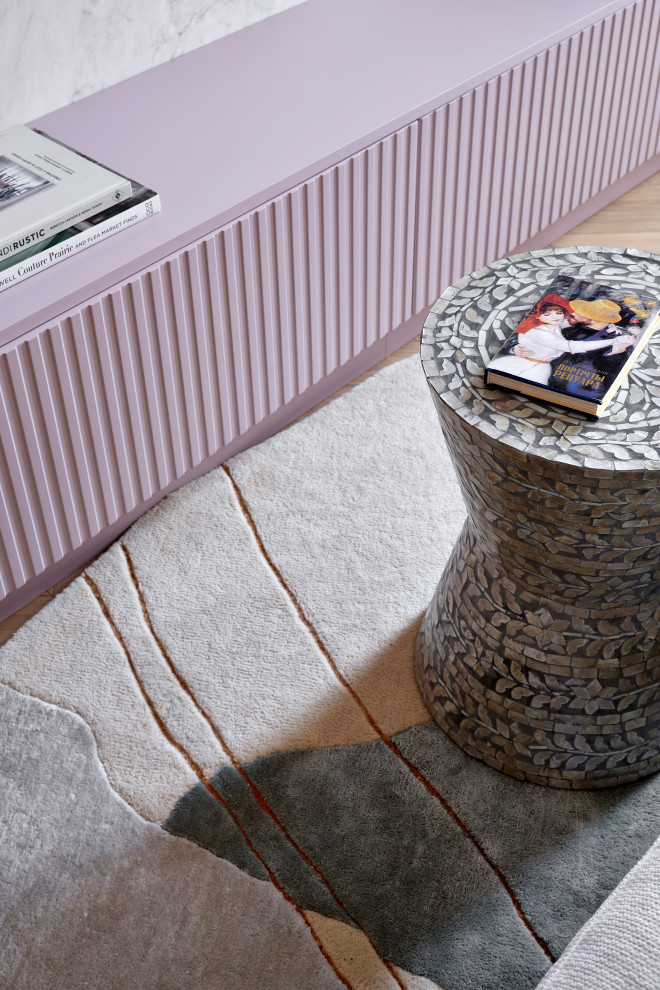 Нежная кухня-гостиная с розовой мебелью