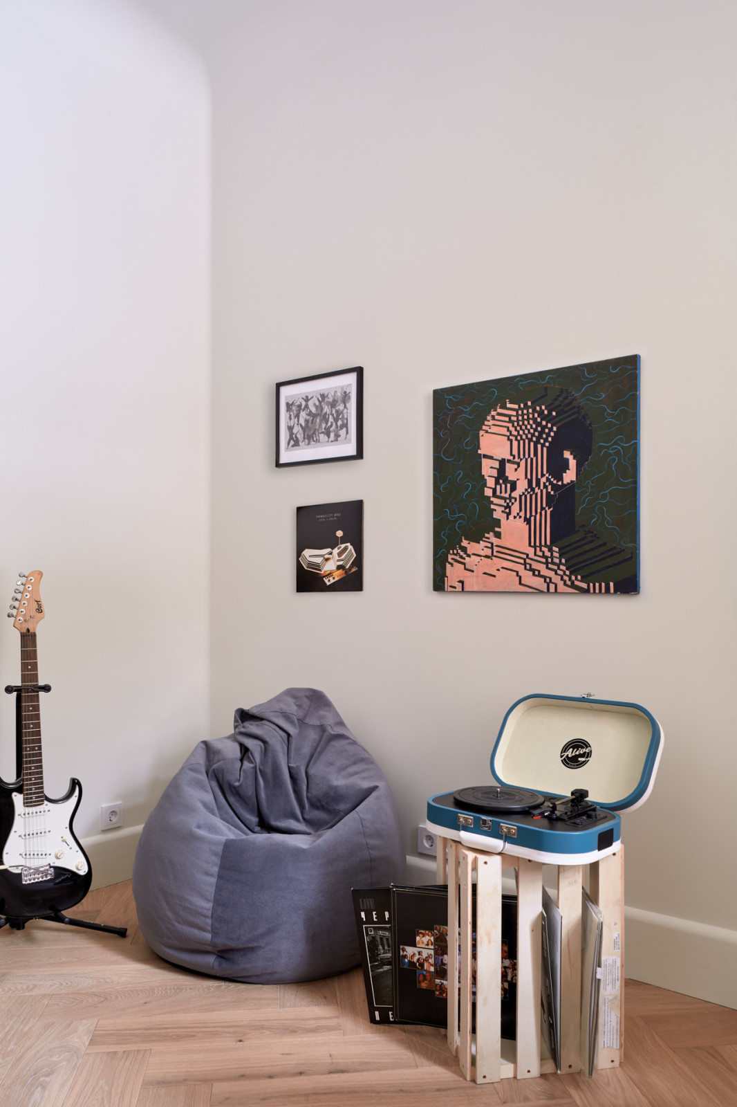 Стекло и неон: квартира в Подмосковье