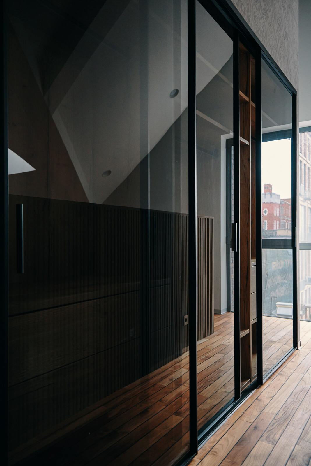 Раздвижные двери raumplus в темном профиле