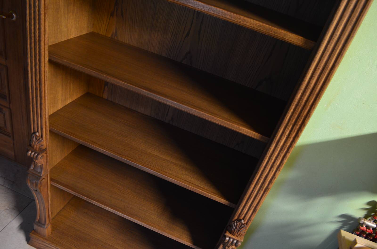 Книжный шкаф