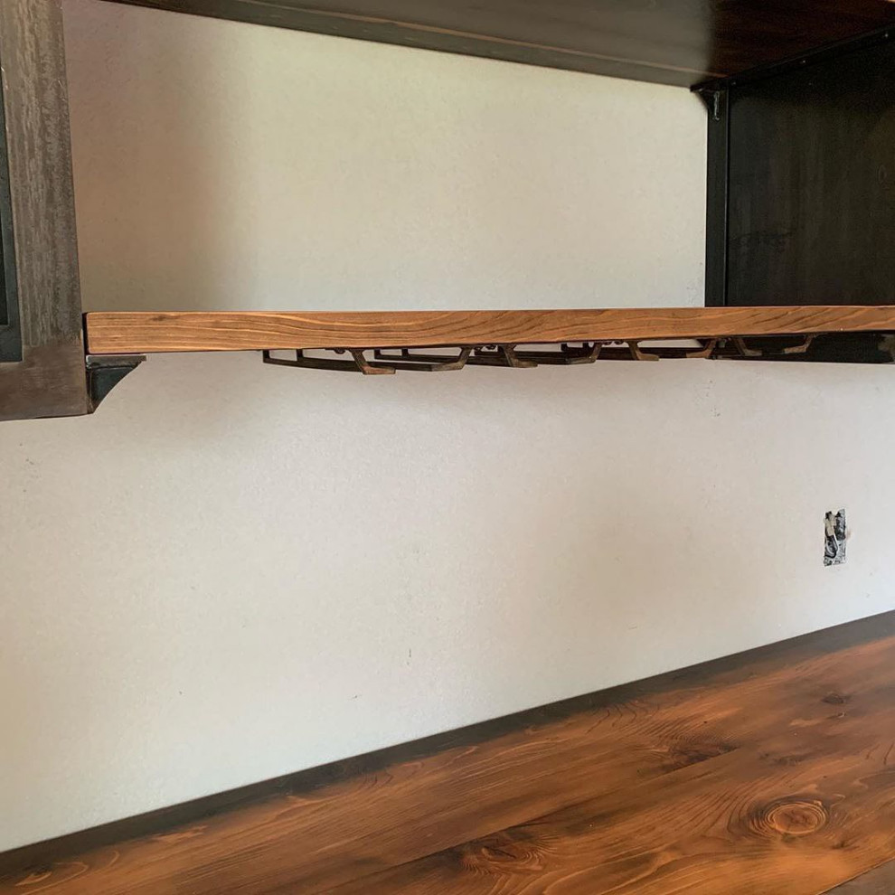 Обложка проекта: Кухня из металла с винными полками