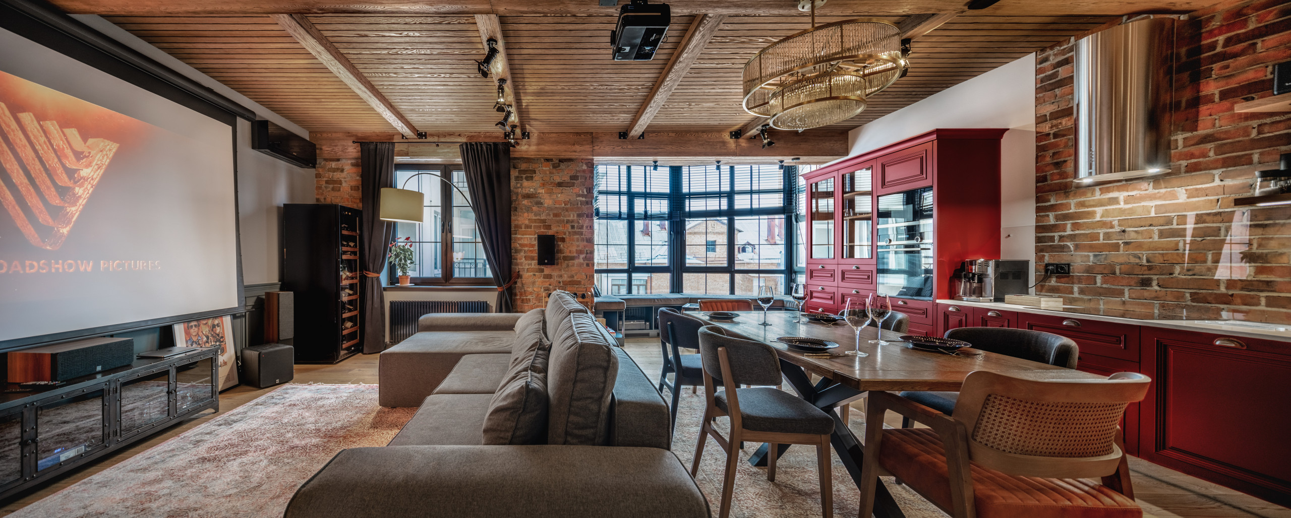 Проект недели: Кухня с «барной» атмосферой и кинотеатром