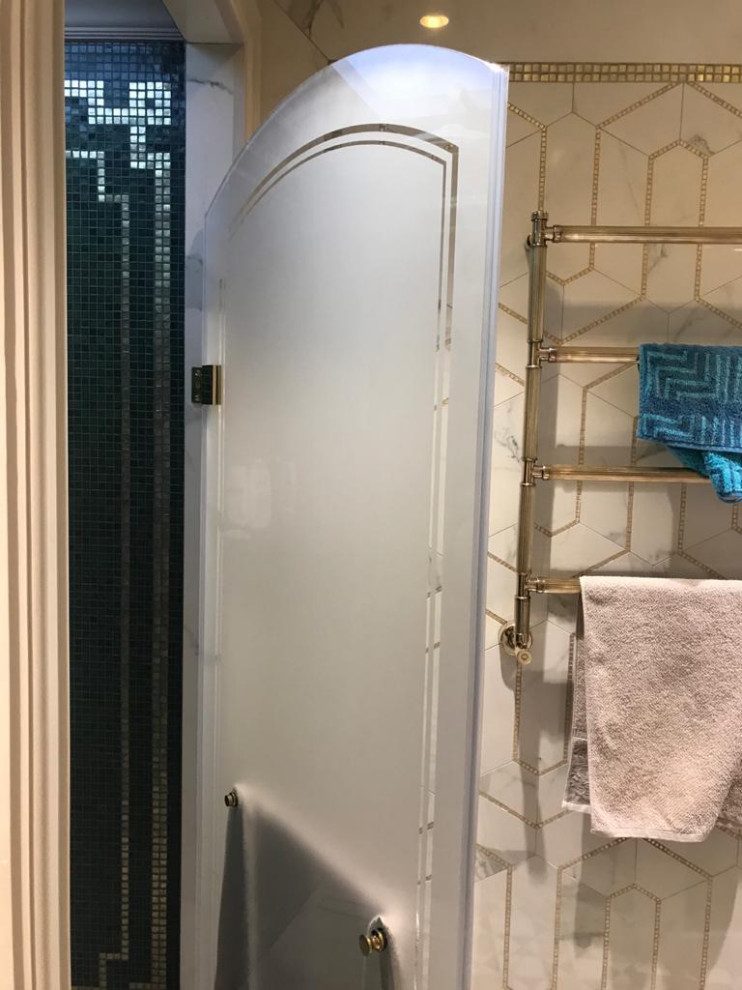 Стеклянная дверь в душевую