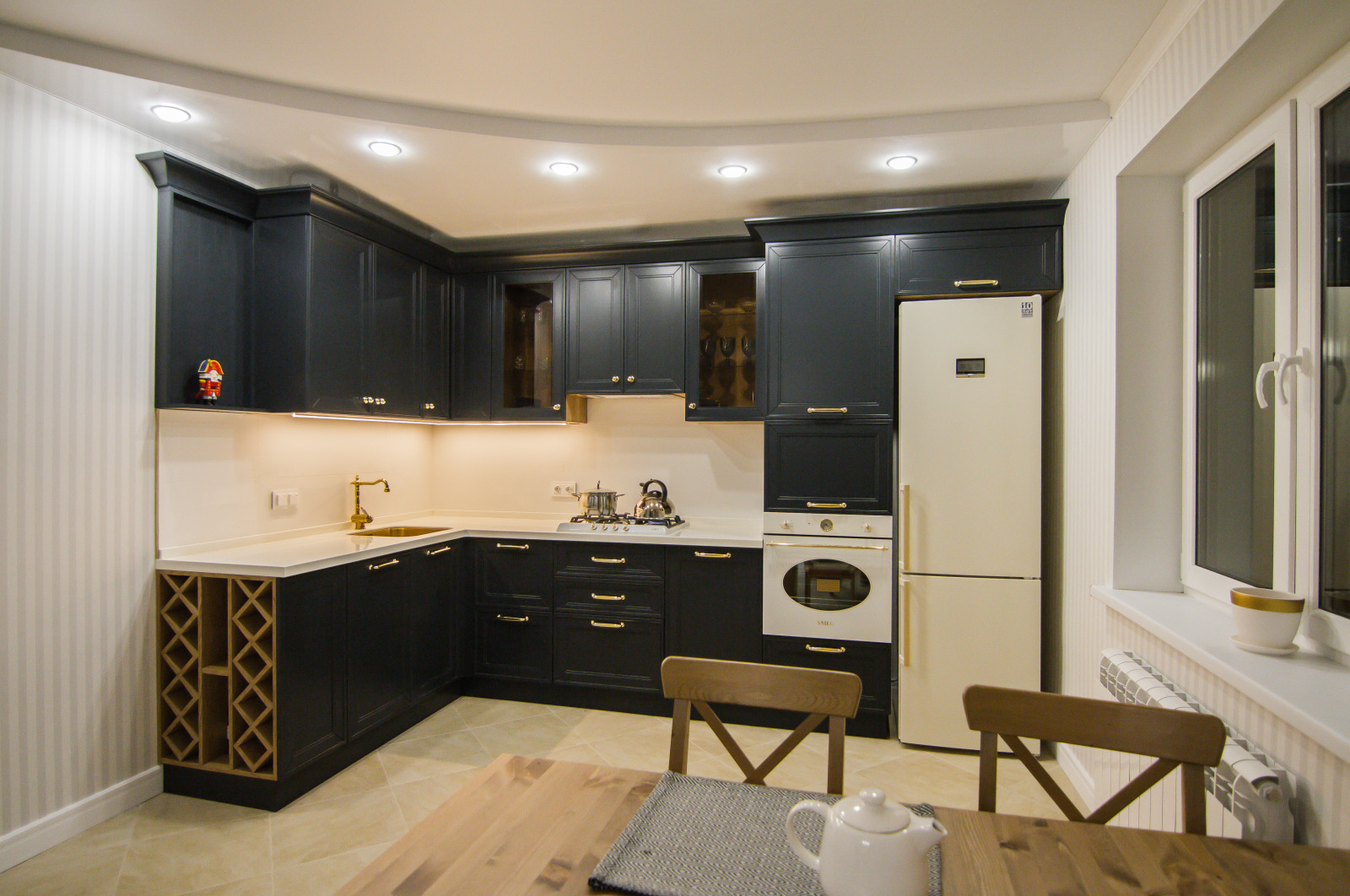 Черная кухня в стиле неоклассика
