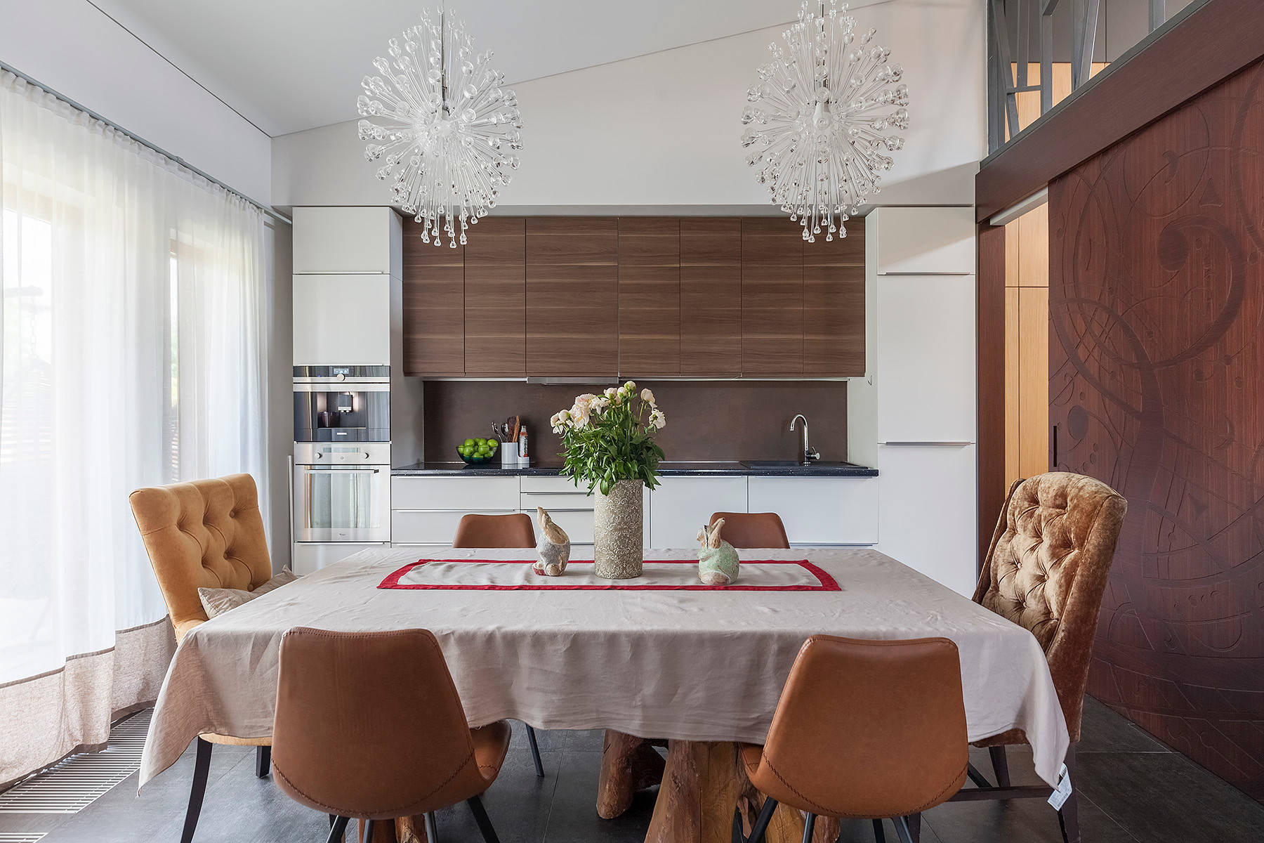 В гостях: Удивительный забор и черный-черный дом