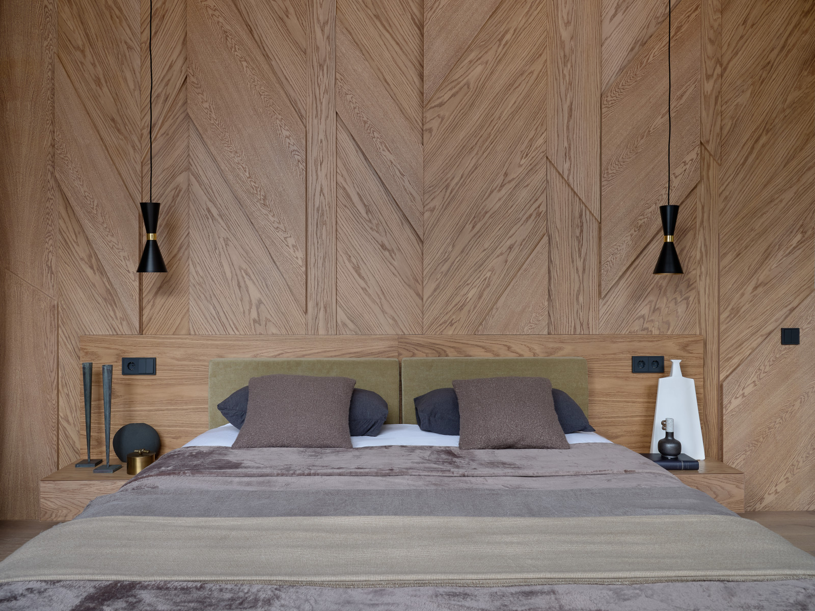 Монохром с деревянными акцентами.Дизайн Анастасия Волчкова.Публикация Elle Decor