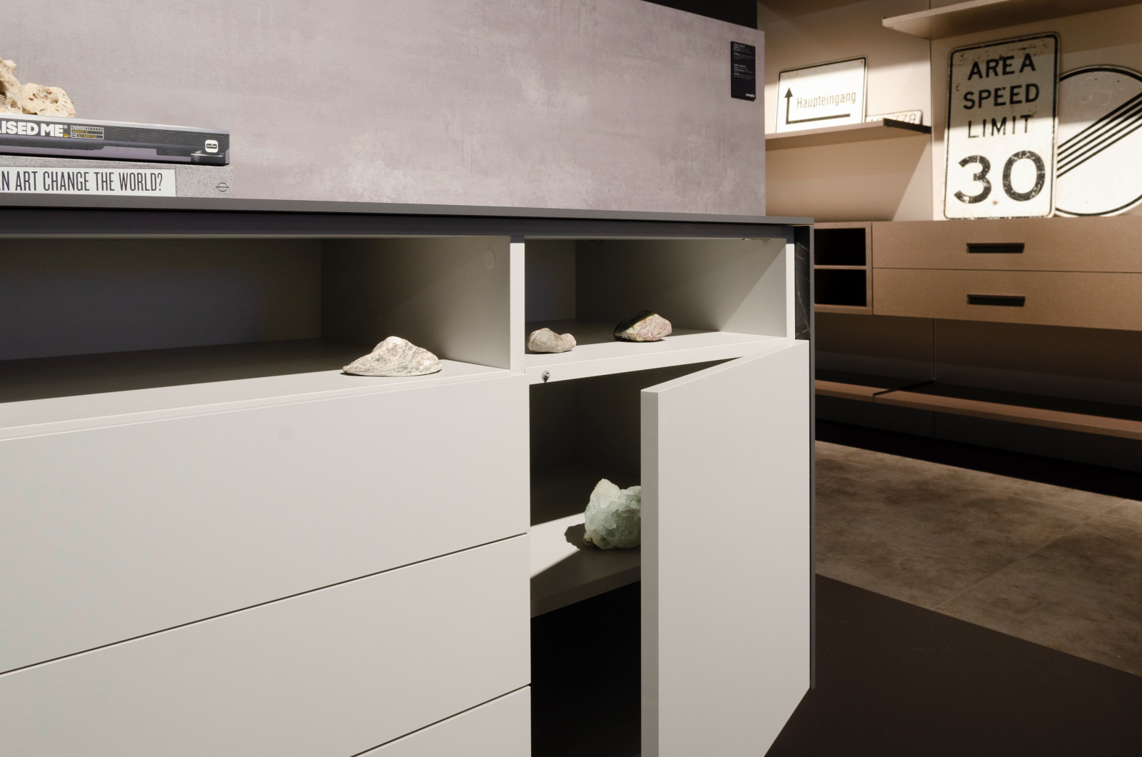 Белый комод raumplus с верхом под черный мрамор с выставки IMM Cologne 2020