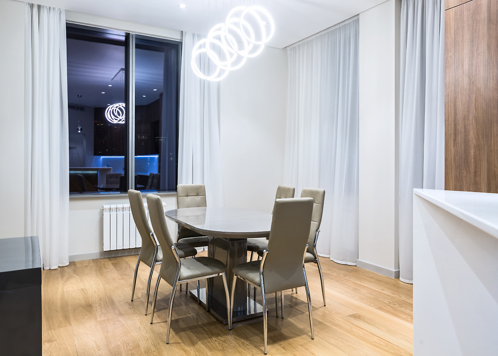 Просторная квартира с 2 спальнями в серых тонах.