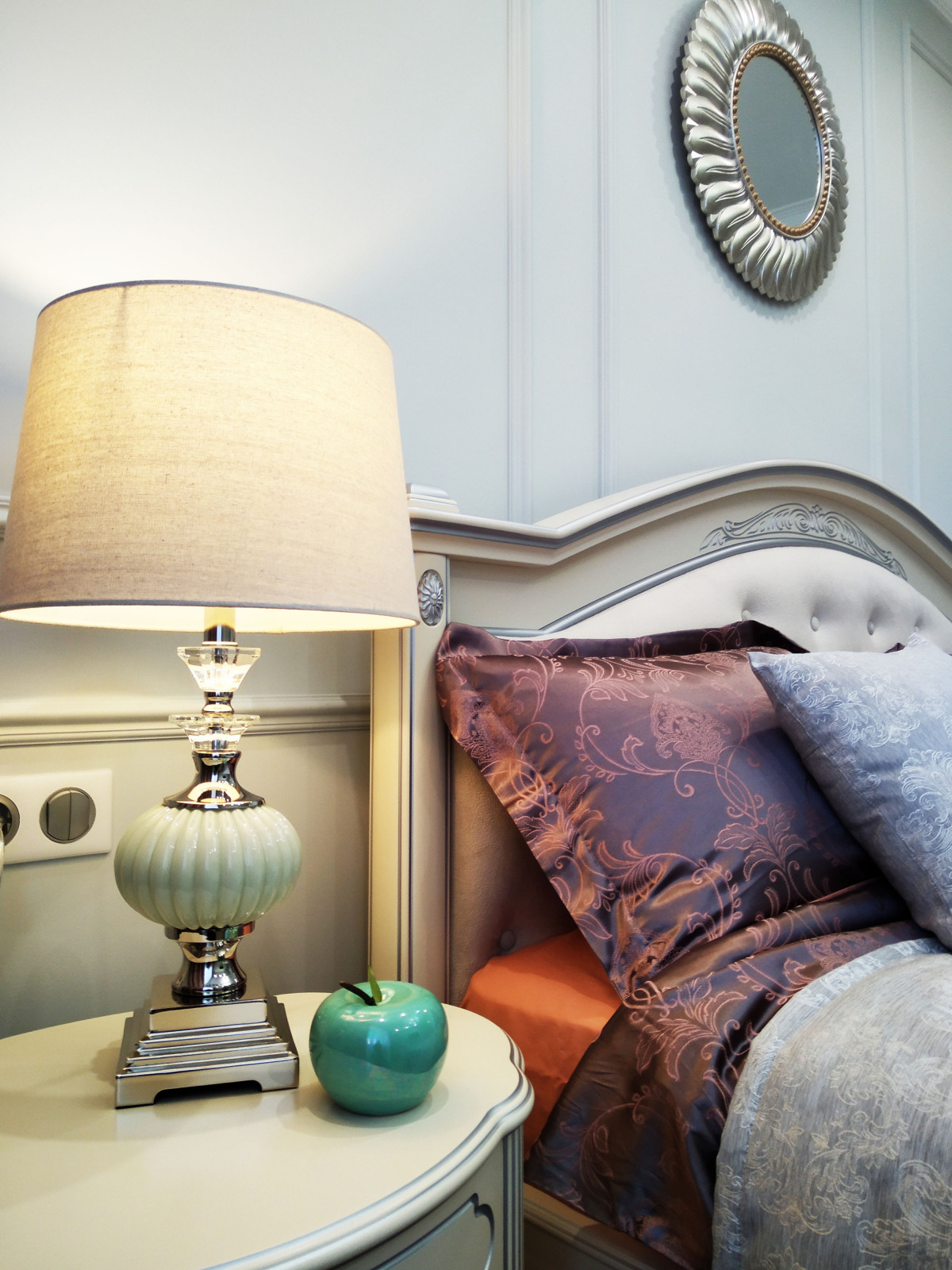 Нежная и уютная спальня в неоклассическом стиле