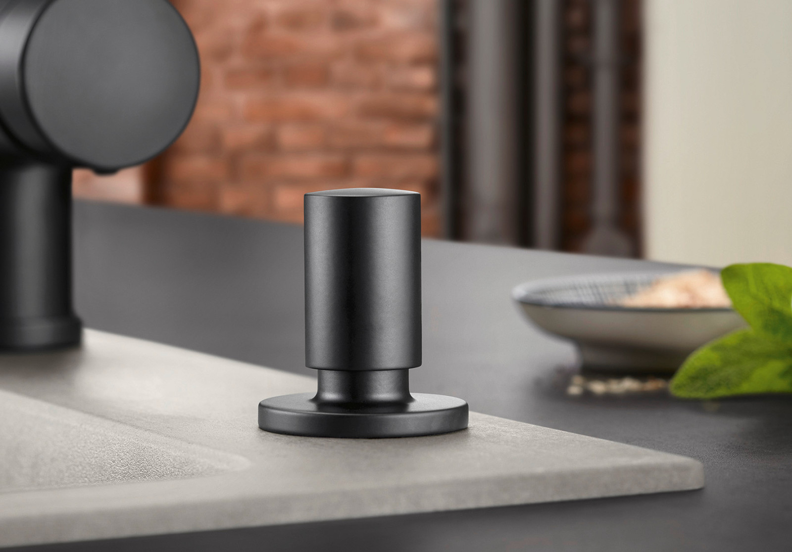 Черный матовый - новый цвет смесителей и аксессуаров