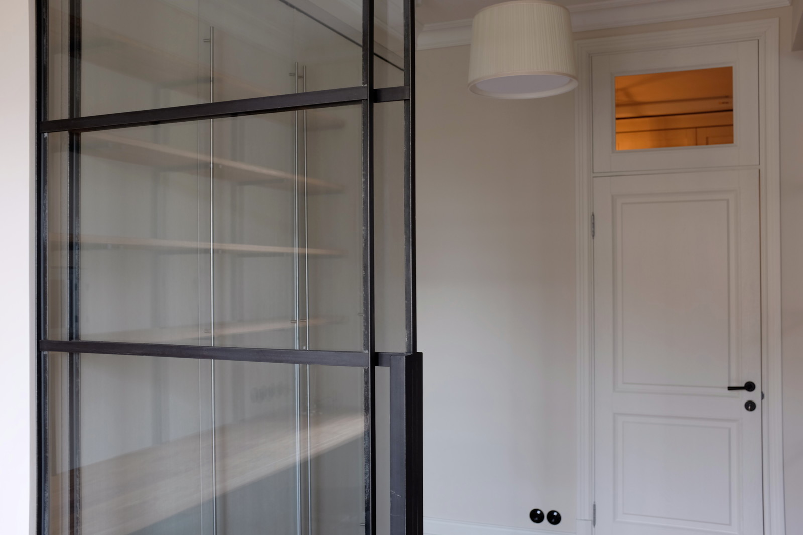 Перегородки из чёрного металла и стекла