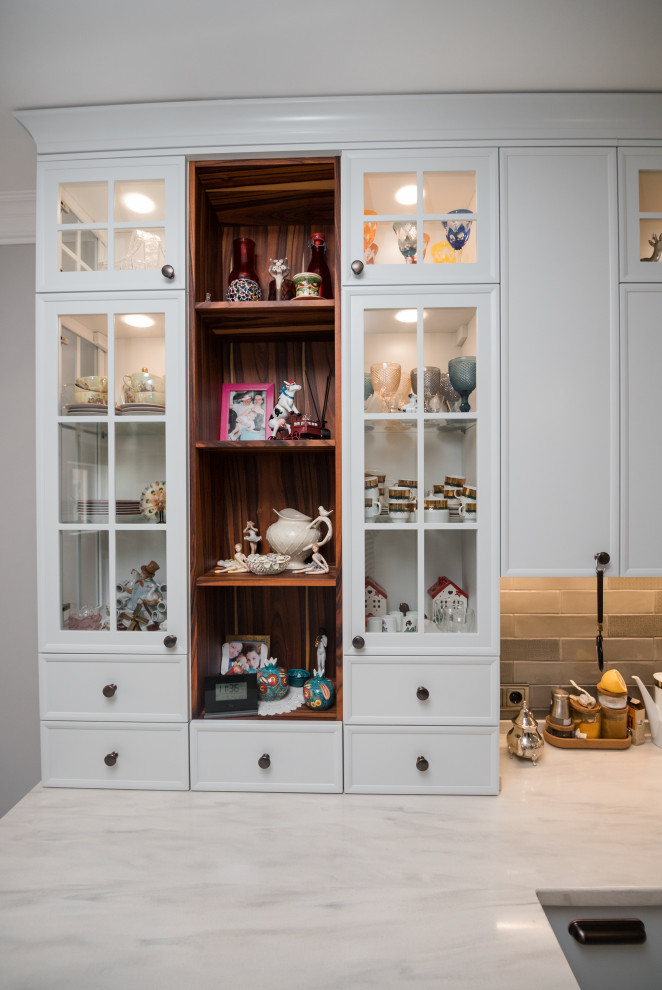 Светлая кухня с деревянными элементами