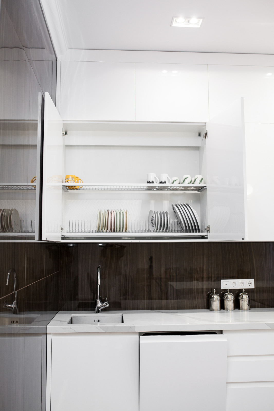 Светлая кухня в современном стиле