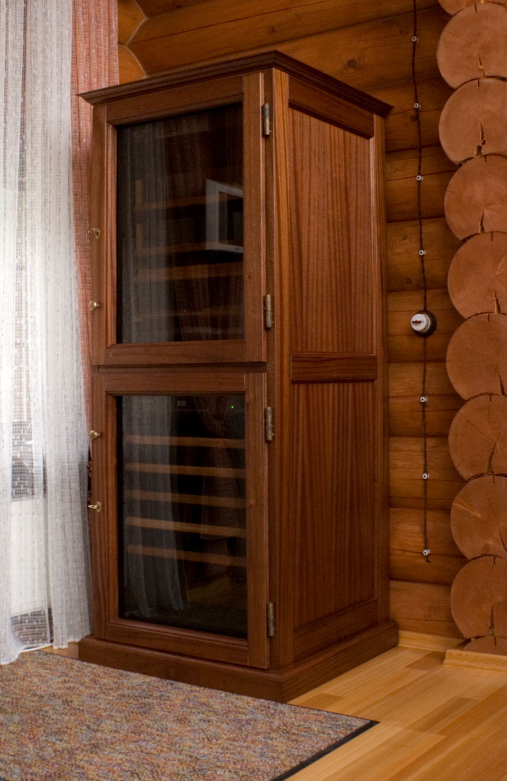 Винный шкаф с хьюмидором из красного дерева / Mahogany Wine Cabinet & Humidor.
