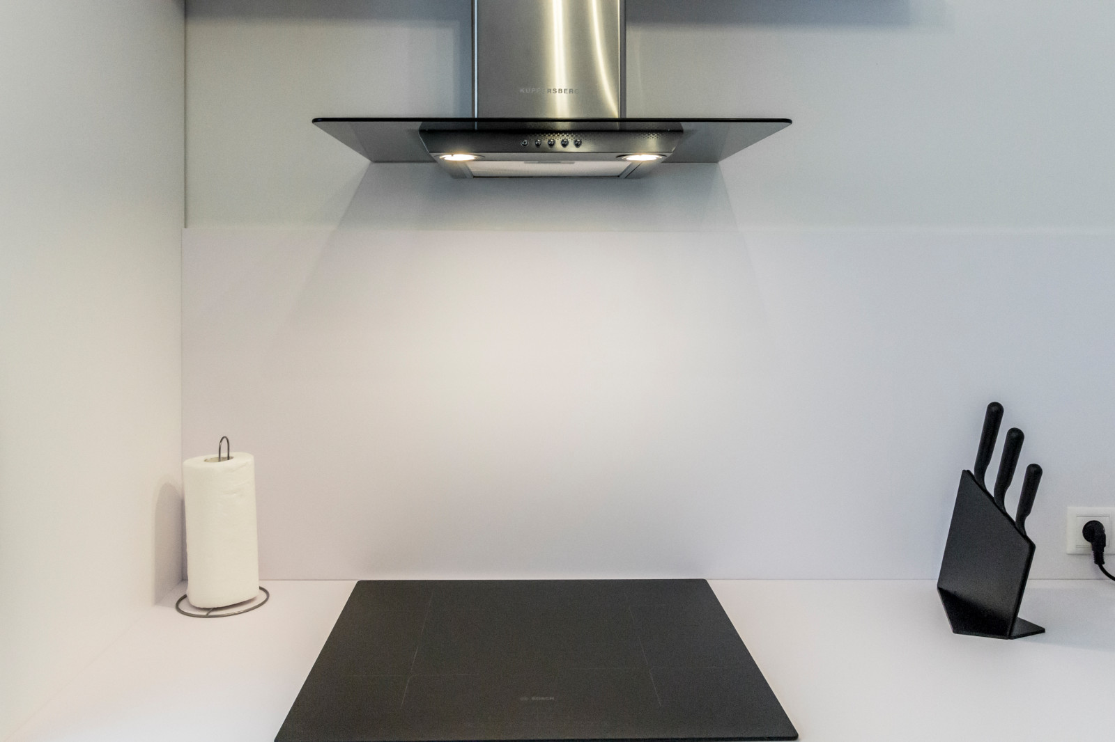 "Белый плен" Белая кухня с прямыми фасадами