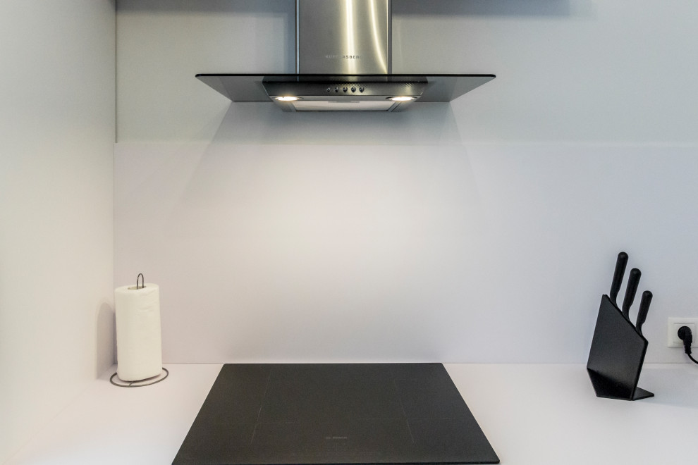 "Белый плен" Белая кухня с прямыми фасадами