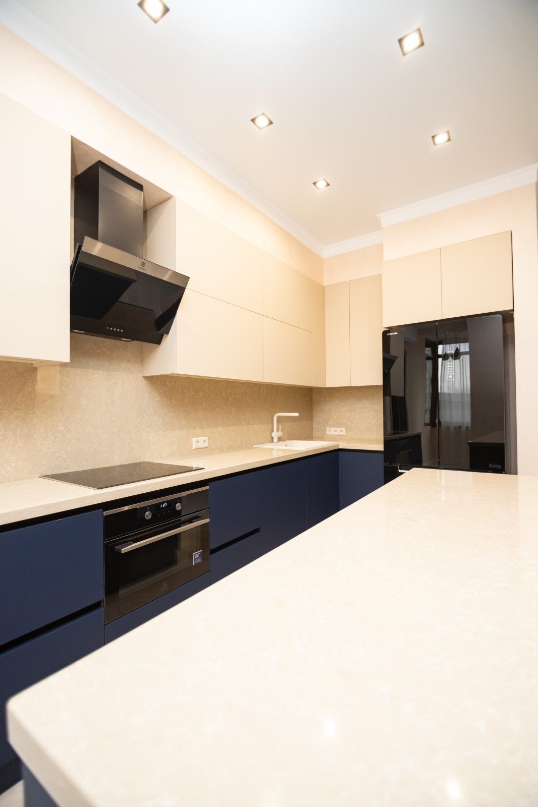 Бело-синяя кухня в современном стиле