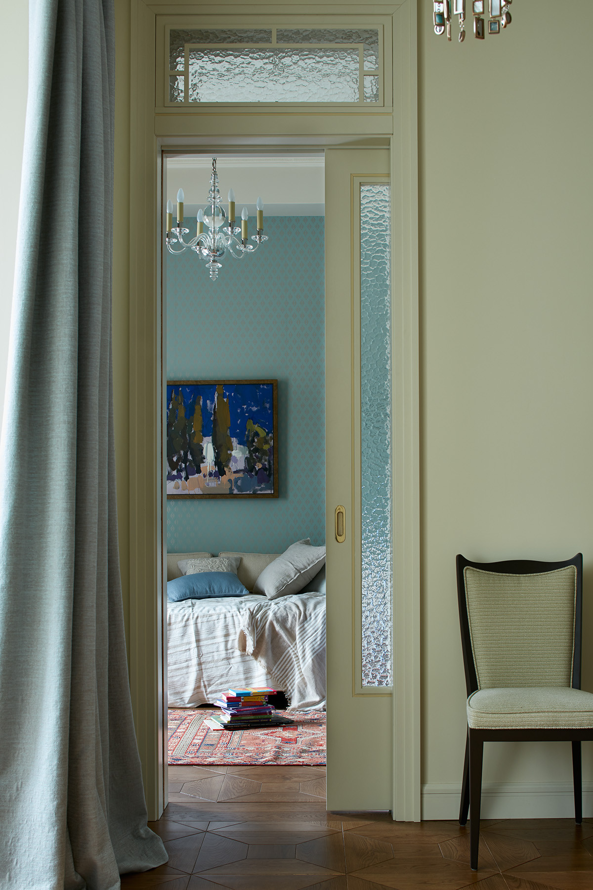 Houzz тур: Светлая квартира по мотивам американской неоклассики