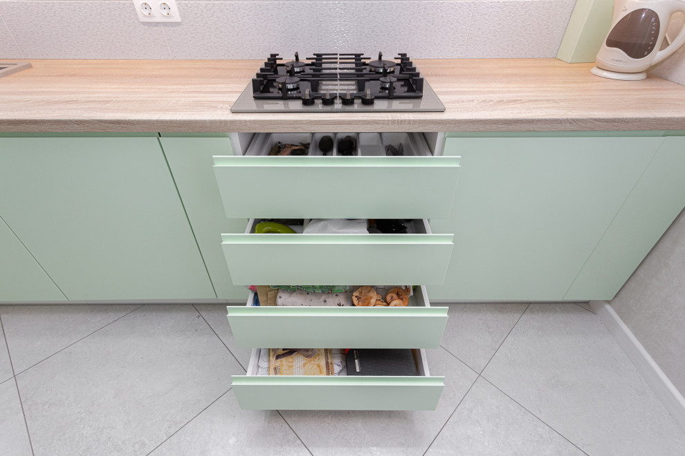 Мятная кухня со стеклянной витриной и подсветкой