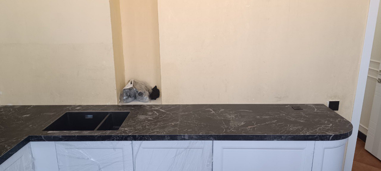 Обложка проекта: Г-образная раковина из керамогранита с закруглением