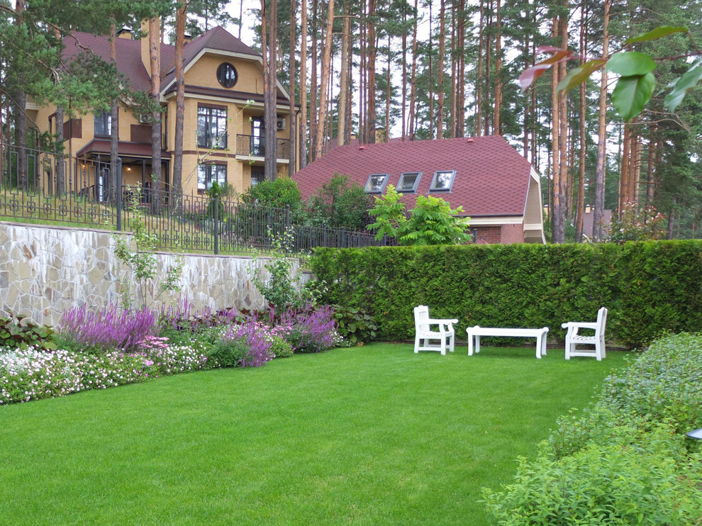 Поляна за домом, в более закрытом от ветра месте. Плодовые деревья у каменной ст