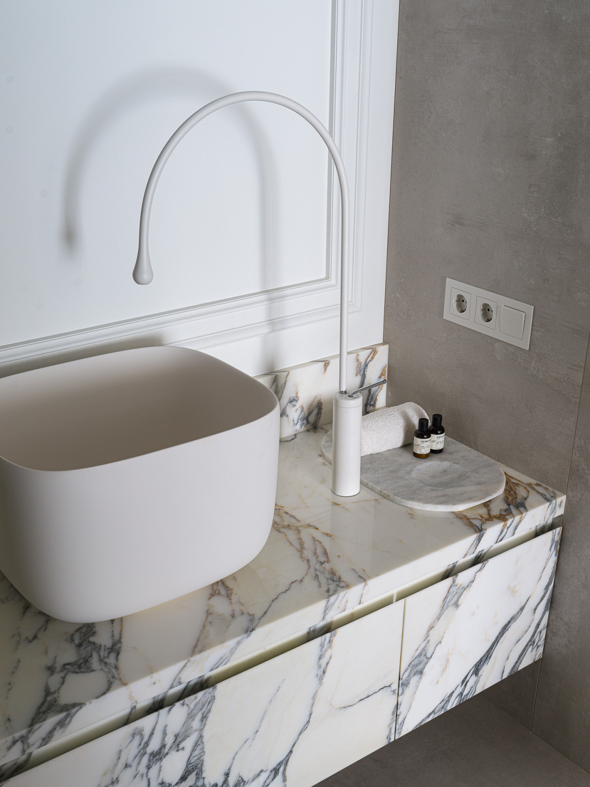 Реализация мебели в проекте в стиле "Тихой роскоши"