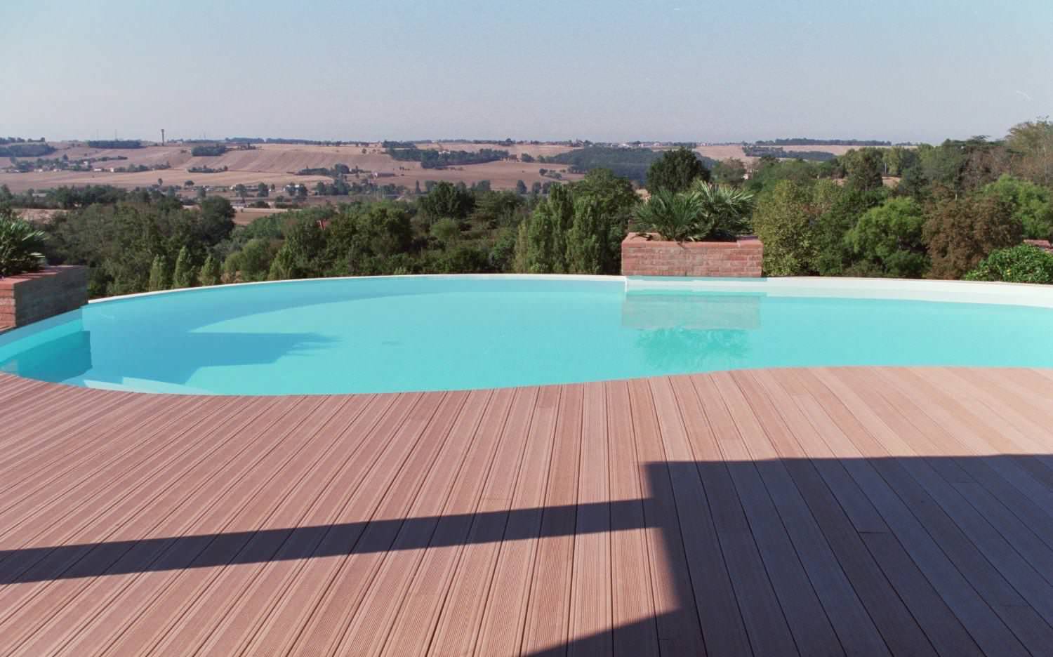 Бассейн оформленный из ДПК